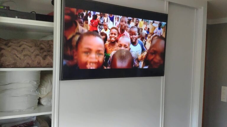 Como poner una tv en la puerta de un armario